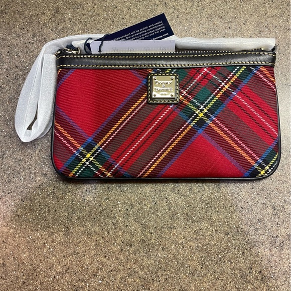 🆕 Dooney & Bourke Red Tartan Large Slim Wristlet - Picture 2 of 9